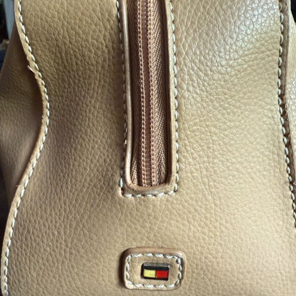 Tommy HIlfiger everyday basic bag - Tan with Red lining - well loved. - Picture 12 of 15